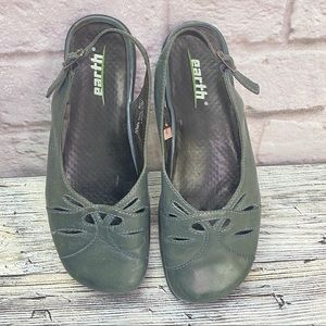 Earth Shoes (Luck) Woman’s Sz 6.5 B Dark Green Leather Closed Toe Strap Sandals